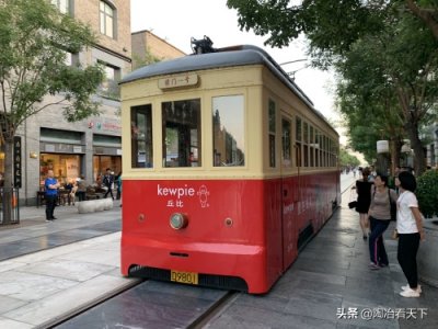 ​来北京旅游怎能不逛前门大街？干净宽敞还有浓浓的老北京风情