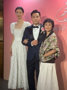 ​“香港社交圈的璀璨婚礼：张艾嘉儿子与超模游天翼的盛大庆典”