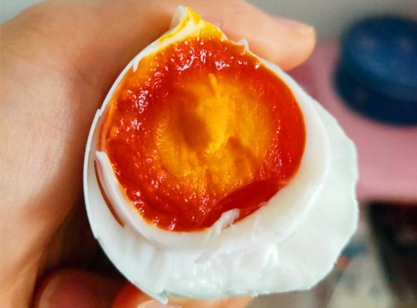 咸鸭蛋怎么做才好吃又简单(咸鸭蛋怎么做才会出油)