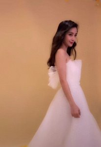 ​Baby穿抹胸婚纱现身如公主出嫁，众男粉欢呼雀跃阵阵骚动