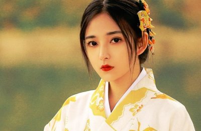 ​小说：美女望向厨房，感觉里面的穷小子像那天在泰味见到的富少。