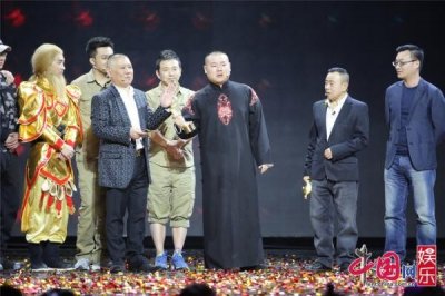 ​岳云鹏夺《欢乐喜剧人》第二季总冠军 泪洒舞台
