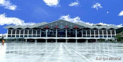 ​张家界市即将通车的适合旅游的高铁，途经凤凰古城和洪江古商城