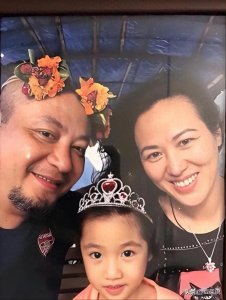 ​广东名嘴何浩鹏，因舌癌割掉一半舌头，42岁老来得女，妻子长这样