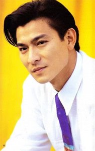 ​刘德华成名后身家过亿却20年不曾探望大姐，如今67岁住在平民窟？