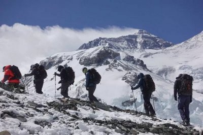 ​中文系校友任总指挥 北大登山队登顶珠穆朗玛峰