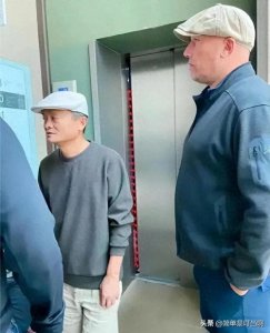 ​马云60岁美国现身，背影落寞身形瘦，网友：老得太快