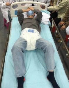 ​男生护理学课上“穿”成人纸尿裤：体验过才能更好地照顾老人
