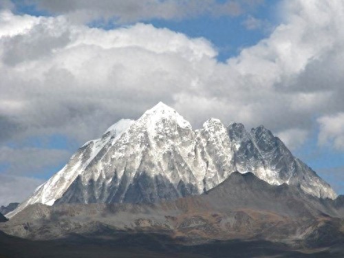 宝兴县夹金山：红军舍命翻越的生死线，如今是驱车自驾的坦途