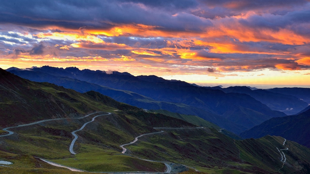 宝兴县夹金山：红军舍命翻越的生死线，如今是驱车自驾的坦途