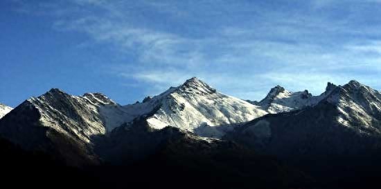 宝兴县夹金山：红军舍命翻越的生死线，如今是驱车自驾的坦途
