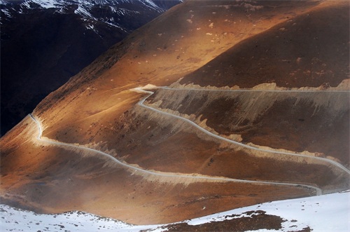 宝兴县夹金山：红军舍命翻越的生死线，如今是驱车自驾的坦途