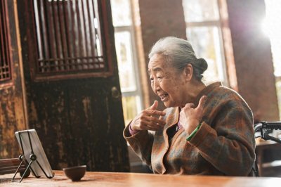 ​我家邻居袁阿姨和吴叔叔，在养老院过着生死两难的日子