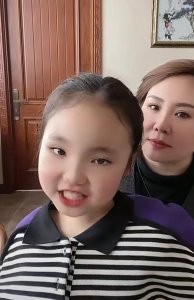 ​王小利女儿罕露面，被网友称翻版刘能，小11岁娇妻已升级成为奶奶