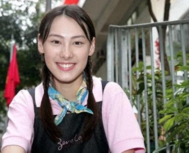 ​梁洛施是一个非常有勇气和坦率的女性，她首次回应和李泽楷的恋情