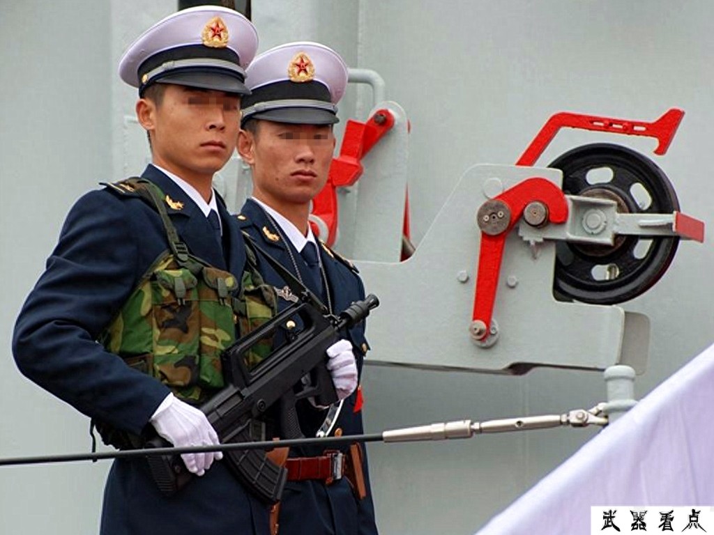 国产QBZ95B短自动步枪，造价低廉、适应性强、威力大