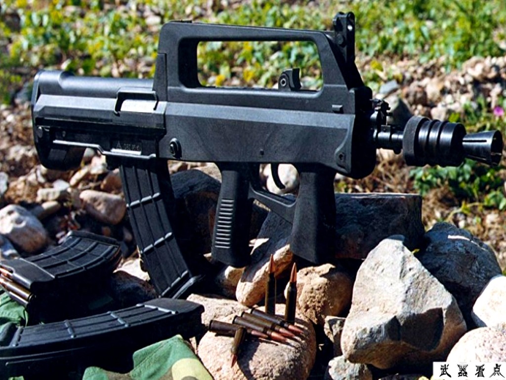 国产QBZ95B短自动步枪，造价低廉、适应性强、威力大