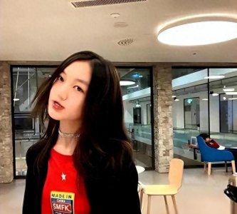 ​18岁李嫣近照曝光！嘴唇疤痕全消失，气场强大身材高挑，特像王菲
