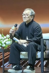 ​成龙出席活动争议不断，成龙好友洪金宝，回头怒怼网友力挺成龙