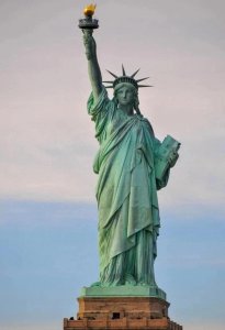 ​自由女神像是在19世纪晚期作为一项殖民纪念碑建造的不代表自由