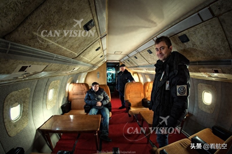 几位俄罗斯青年探索超音速客机图-144 机舱内部别有洞天