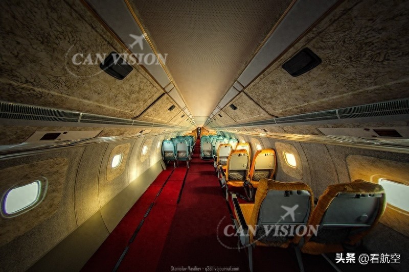 几位俄罗斯青年探索超音速客机图-144 机舱内部别有洞天