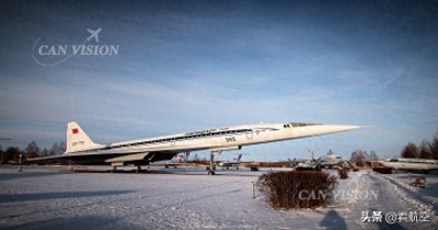 ​几位俄罗斯青年探索超音速客机图-144 机舱内部别有洞天