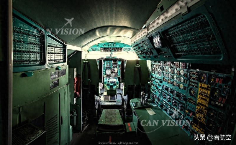 几位俄罗斯青年探索超音速客机图-144 机舱内部别有洞天
