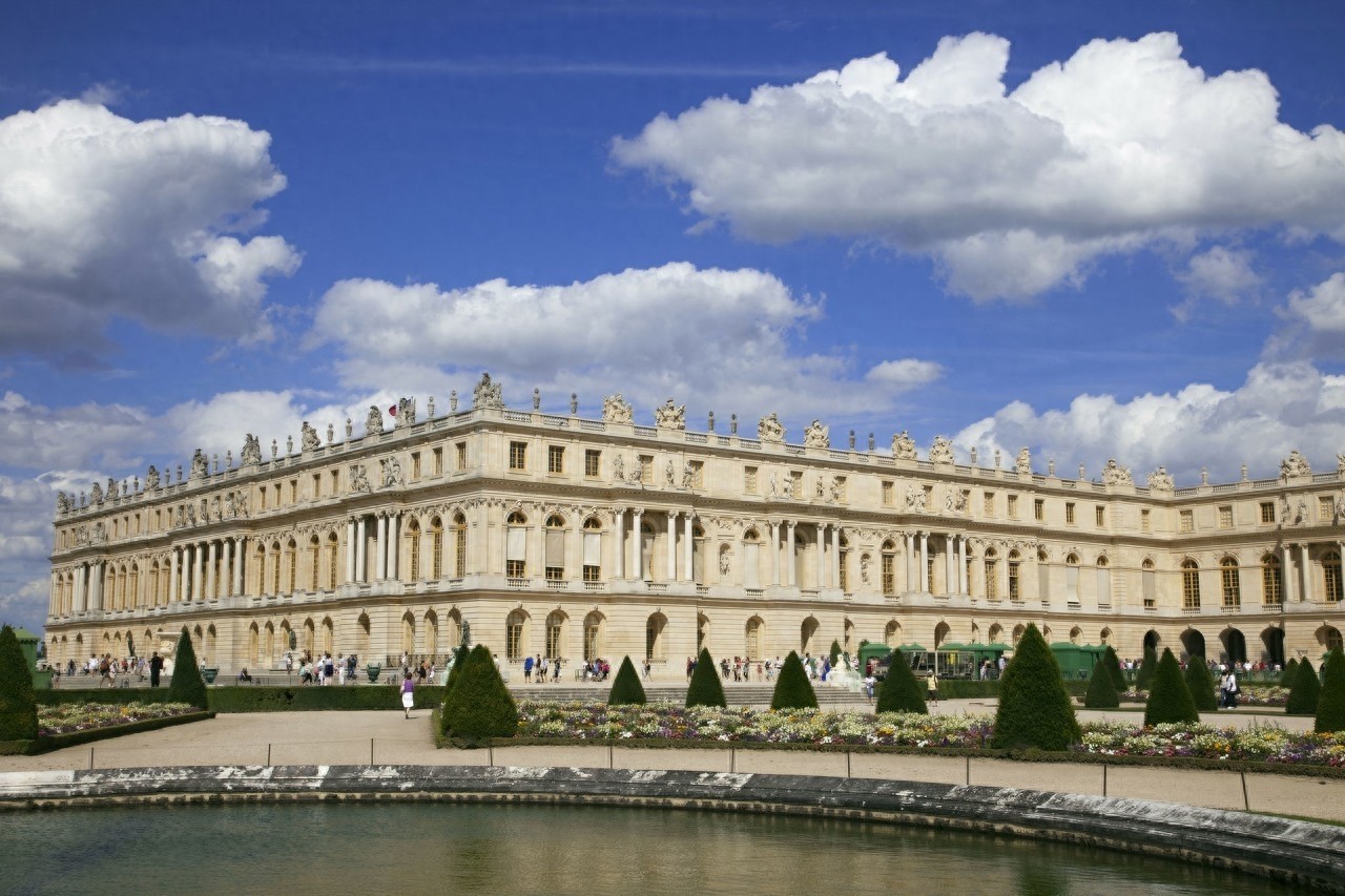 位于法国巴黎西南郊外伊夫林省省会凡尔赛镇,是巴黎著名宫殿之一