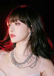 ​宋茜最新美照分享，白色蕾丝小纱裙搭配黑色丝袜妩媚性感，好美啊