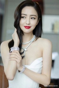 ​佟丽娅时尚造型引领、演技与美貌并存的华丽女演员