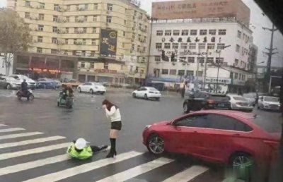 ​哈哈一笑！搞笑动图：回家过年都准备好了吗？烤火必备首饰。