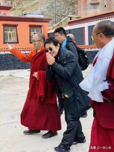 ​李连杰朝拜肉身不坏金刚法体，至今仍在不断生出舍利