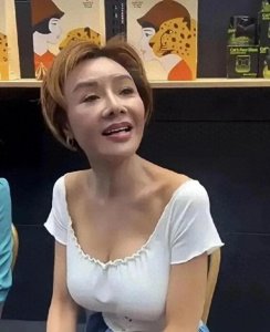 ​叶子楣“冻龄”有术，明星身材管理背后的胸部“奥秘” ！