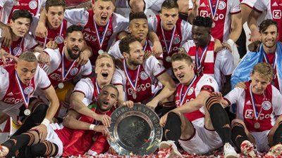 ​尼德兰的荣光：阿贾克斯历史最佳阵容，史诗般的全攻全守