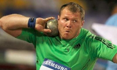 ​怎样扔铅球，可不可以用双手扔铅球？