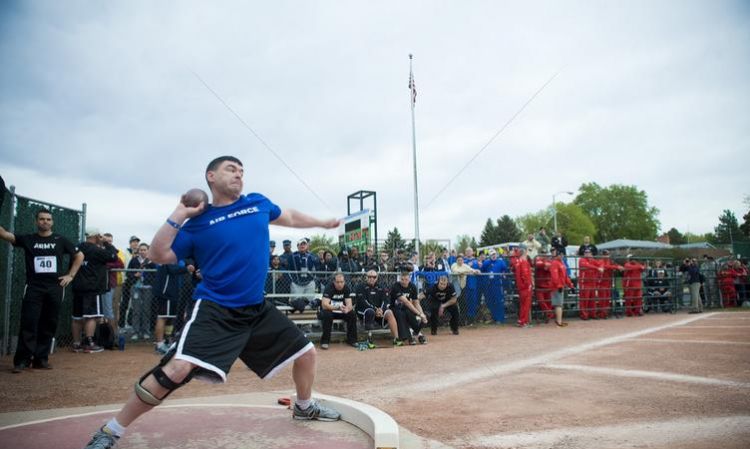 铅球和实心球一样的吗怎样扔得远