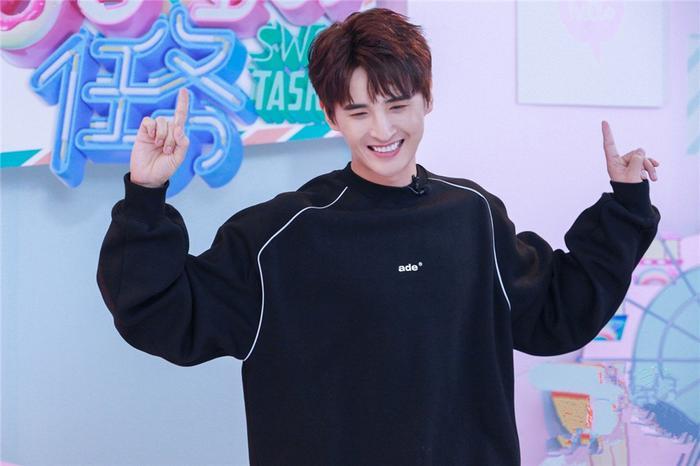 张远马雪阳录节目,黑装活力粉T减龄,30多岁年纪穿出20岁少年感