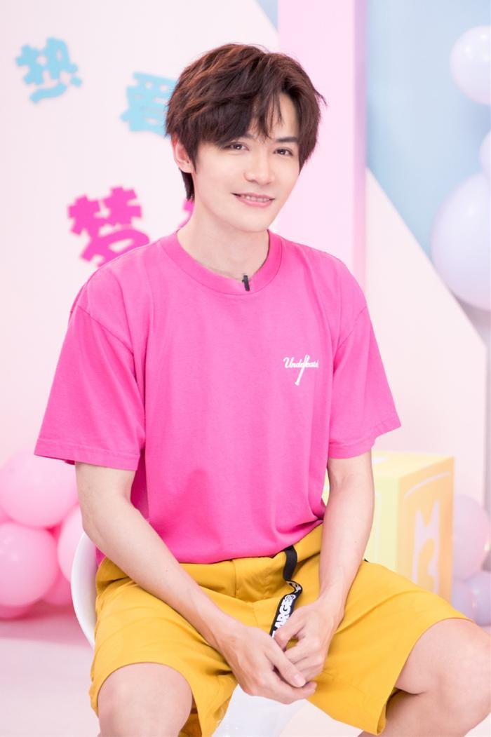 张远马雪阳录节目,黑装活力粉T减龄,30多岁年纪穿出20岁少年感