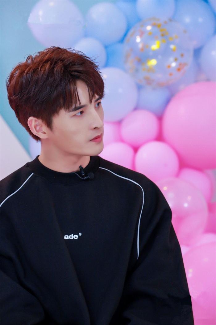 张远马雪阳录节目,黑装活力粉T减龄,30多岁年纪穿出20岁少年感