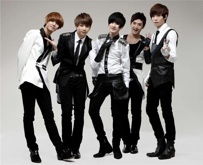 张远马雪阳录节目,黑装活力粉T减龄,30多岁年纪穿出20岁少年感