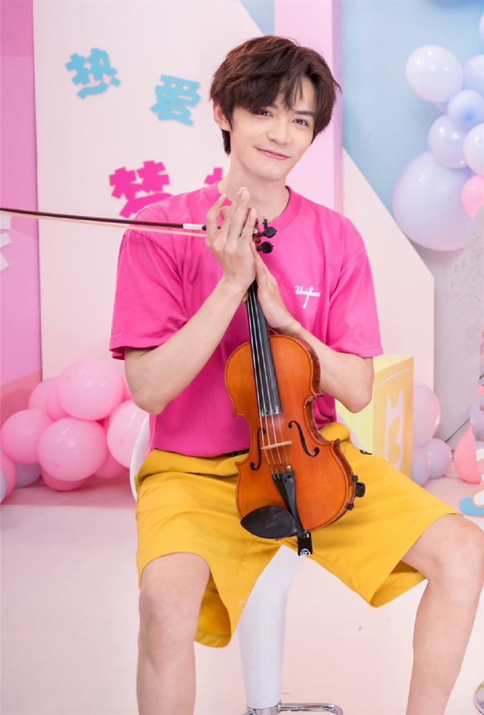 张远马雪阳录节目,黑装活力粉T减龄,30多岁年纪穿出20岁少年感