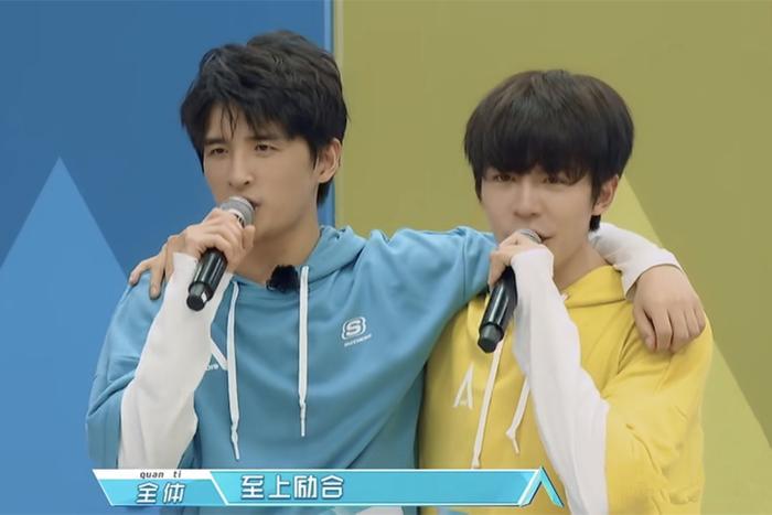 张远马雪阳录节目,黑装活力粉T减龄,30多岁年纪穿出20岁少年感