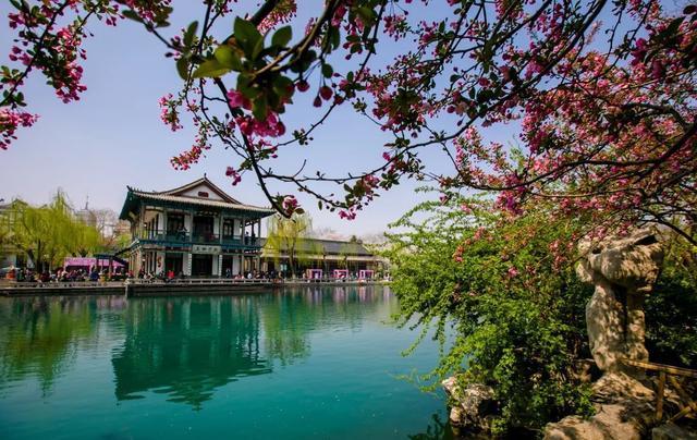 3、阳春三河户外露营地坐落于阳春市三河镇阳春村,三河山南北长12公里,南连阳春市阳春乡新阳山脚村口公园,北连阳春三河风景名胜区。