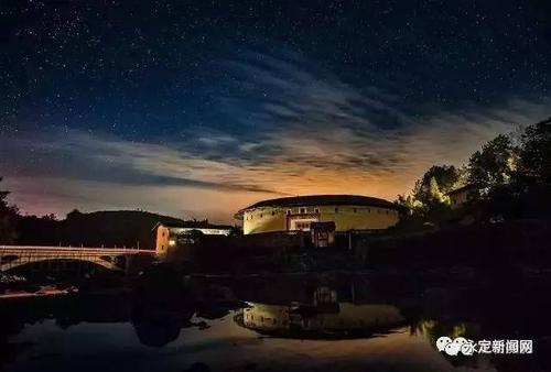 1、龙岩龙岩露营区坐落于龙岩市龙岩市永定区,占地面积420亩,距离市区45公里,距离厦门北机场45公里,距离龙岩火车站约30公里,龙岩市中心城区约60公里,交通便利,地理位置优越,自然环境优美,是一个天然的休闲度假场所,有户外露营圣地之称,是户外运动爱好者的天堂。