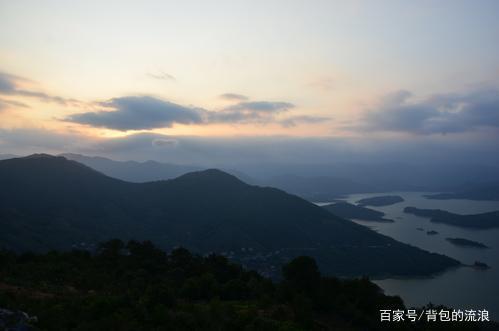 2、三明东平山露营区坐落于福建省东平县大安乡三明村,东平山是福建著名山峰之一,是一座拥有丰富矿产资源与人文景观的山脉丘陵,是中国“十大高峰”之一。