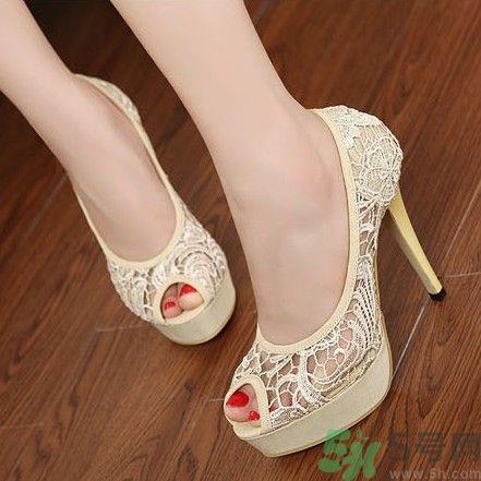 脚背上长水泡很痒怎么办?脚背上长水泡是怎么回事? 脚背上长水泡很痒怎么办?脚背上长水泡是怎么回事?