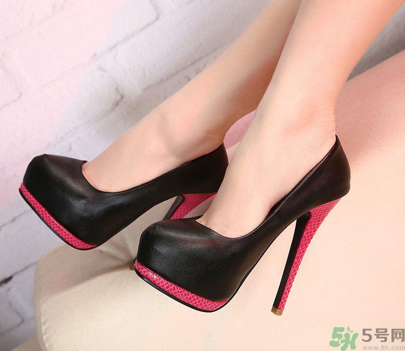 脚背上长水泡很痒怎么办?脚背上长水泡是怎么回事? 脚背上长水泡很痒怎么办?脚背上长水泡是怎么回事?