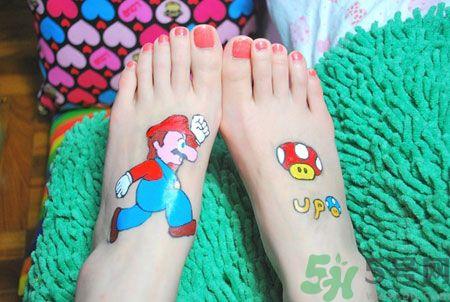 脚背上长水泡很痒怎么办?脚背上长水泡是怎么回事? 脚背上长水泡很痒怎么办?脚背上长水泡是怎么回事?