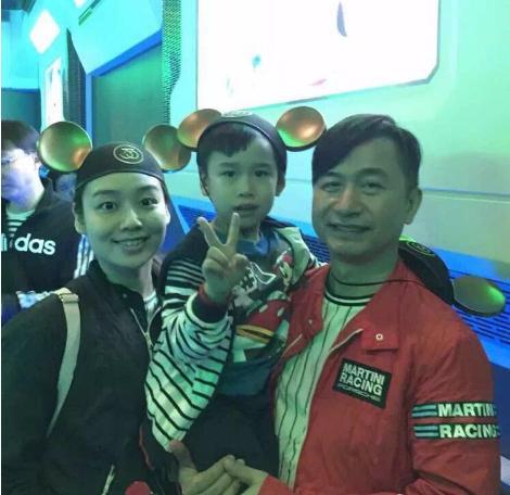52岁黄舒骏全家近照: 小24岁娇妻美艳动人, 儿子孝顺惹人疼爱